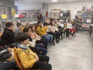 i bambini in ascolto in biblioteca