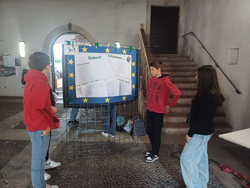 festa dell'europa: lo stand su schumann