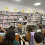 Lettrice che mostra il libro