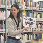 Lettrice che mostra il libro