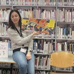 Lettrice che mostra il libro