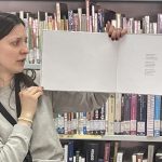 Lettrice che legge il libro