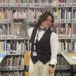 Lettrice che mostra il libro