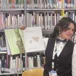 Lettrice che legge il libro