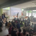 I bambini che ascoltano il papà che parla di acqua.