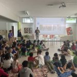 I bambini che ascoltano il papà che parla di acqua.