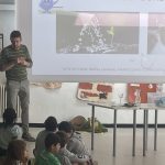 I bambini che ascoltano il papà che parla di acqua.