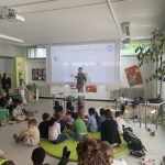 I bambini che ascoltano il papà che parla di acqua.