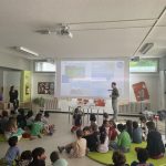 I bambini che ascoltano il papà che parla di acqua.