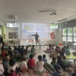 I bambini che ascoltano il papà che parla di acqua.