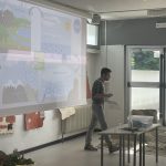 I bambini che ascoltano il papà che parla di acqua.