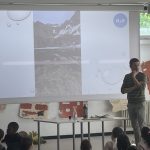 I bambini che ascoltano il papà che parla di acqua.