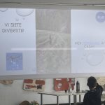 I bambini che ascoltano il papà che parla di acqua.