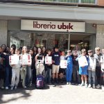 foto alunni classe 2A davanti a libreria ubik con premio