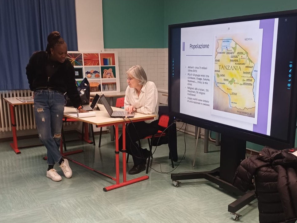 fotografia che rappresenta Better, una ragazza africana, che parla alle classi riunite in aula magna