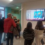 genitori davanti al monitor