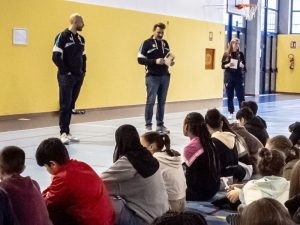 BIG-SCHOOL-NOV-25: ragazzi in ascolto dei campioni