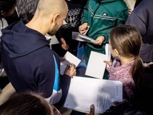 BIG-SCHOOL-NOV-25: campione di pallavolo firma autografi ai ragazzi