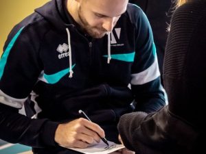 BIG-SCHOOL-NOV-25: campione di pallavolo firma autografi ai ragazzi