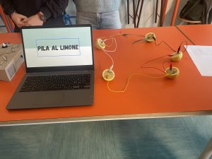 Esperimento pila al limone