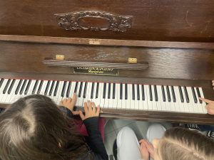 ragazze al piano