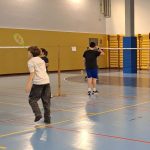 foto studenti giocano a badminton in palestra winkler