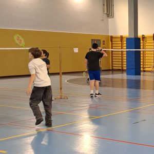foto studenti giocano a badminton in palestra winkler