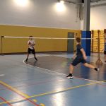 foto studenti giocano a badminton in palestra winkler