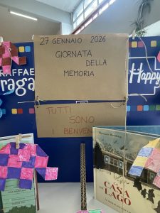 Bacheca in esposizione e dettaglio del titolo 27 ottobre Giornata della Memoria