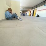 bambini che leggono sul corridoio