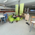 bambini che leggono sui tappeti