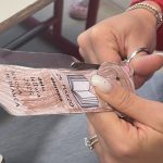 la maestra ritaglia il segnalibro ad orsetto
