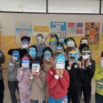 i bambini con il volto coperto da un barattolo contenente dei cuoricini