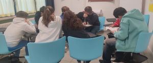 ragazzi di spalle lavorano in gruppo nella nuova aula