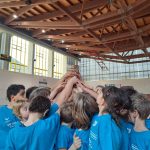 BAMBINI DI SPALLE CON MAGLIETTE AZZURRE GIOCANO NELLA PALESTRA DI GARDOLO