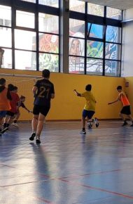studenti giocano a calcio nella palestra winkler
