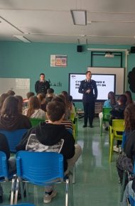 i carabinieri parlano ai ragazzi in aula