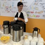 la responsabile delle mense che serve la colazione