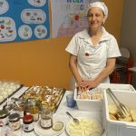 la cuoca pronta a servire la colazione