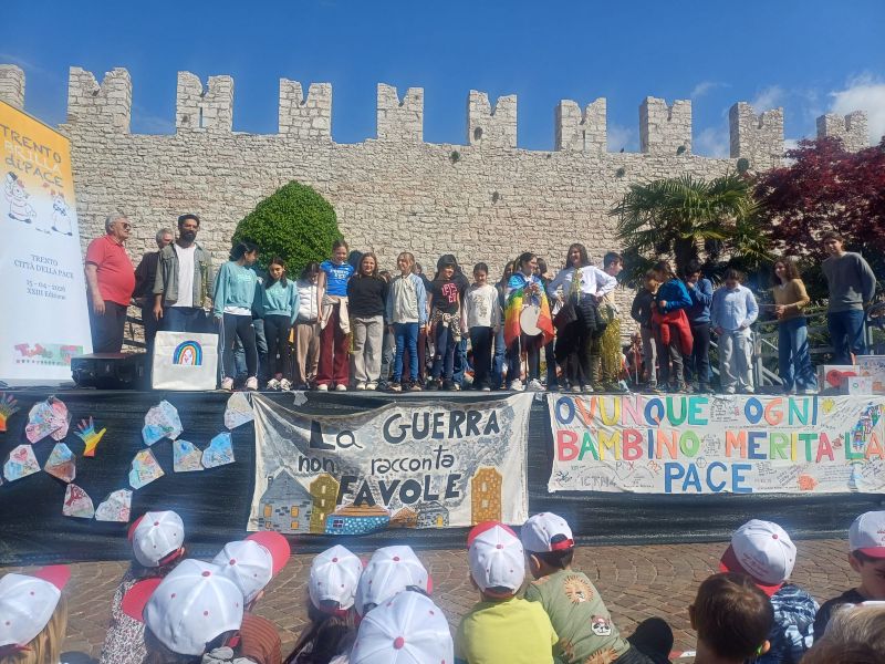 RAGAZZI SUL PALCO DELLA MARCIA DELLA PACE