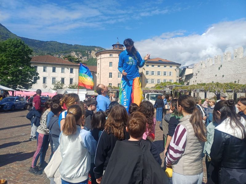 RAGAZZI IN PIAZZA FIERA MARCIA DELLA PACE