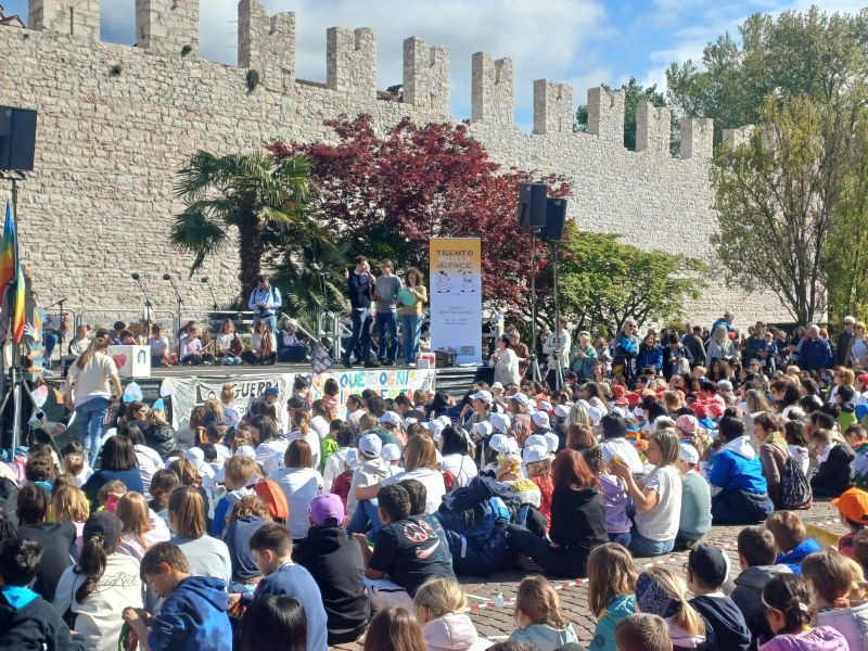 RAGAZZI DAVANTI AL PALCO IN PIAZZA FIERA