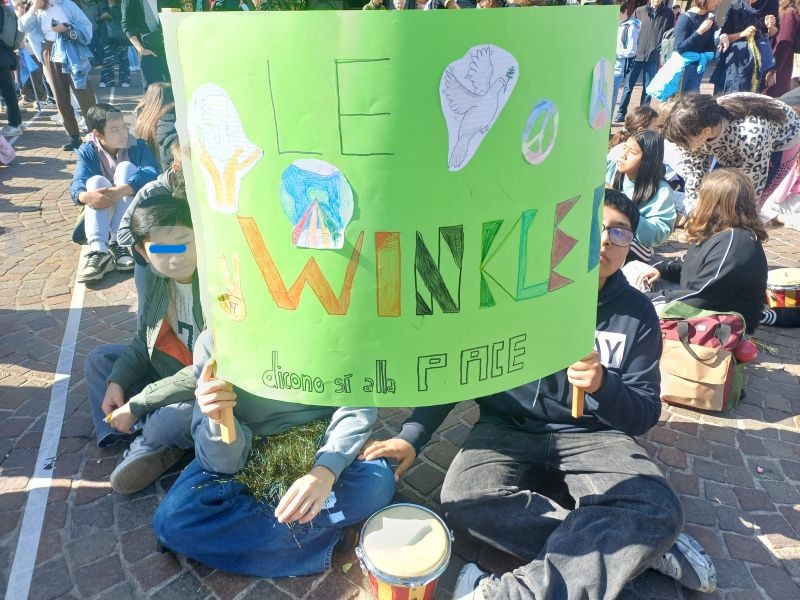 RAGAZZI CON CARTELLONE VERDE LE WINKLER ALLA MARCIA DELLA PACE
