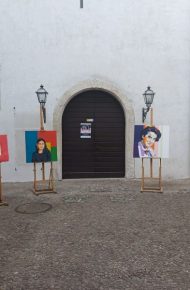 FOTO: DUE QUADRI DI DONNE SCIENZATE REALIZZATE DALLE CLASSI WINKLER, ESPOSTI NEL CORTILE DI PALAZZO GEREMIA