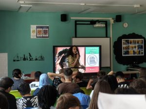 FOTO: la scrittrice marilena delli parla agli studenti nell'aula mate-tecnologia