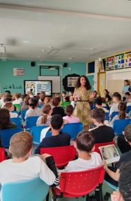 FOTO: la scrittrice marilena delli parla agli studenti nell'aula mate-tecnolog