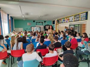 FOTO: la scrittrice marilena delli parla agli studenti nell'aula mate-tecnolog