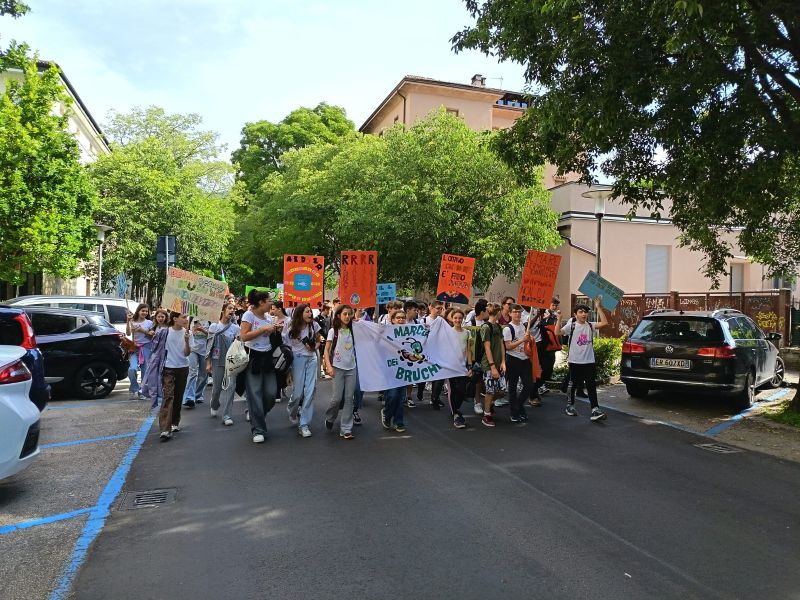 la marcia transita su una via centrale di trento