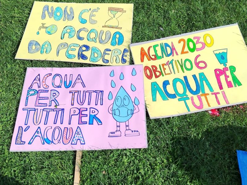 cartelloni con scritte in favore dell'acqua