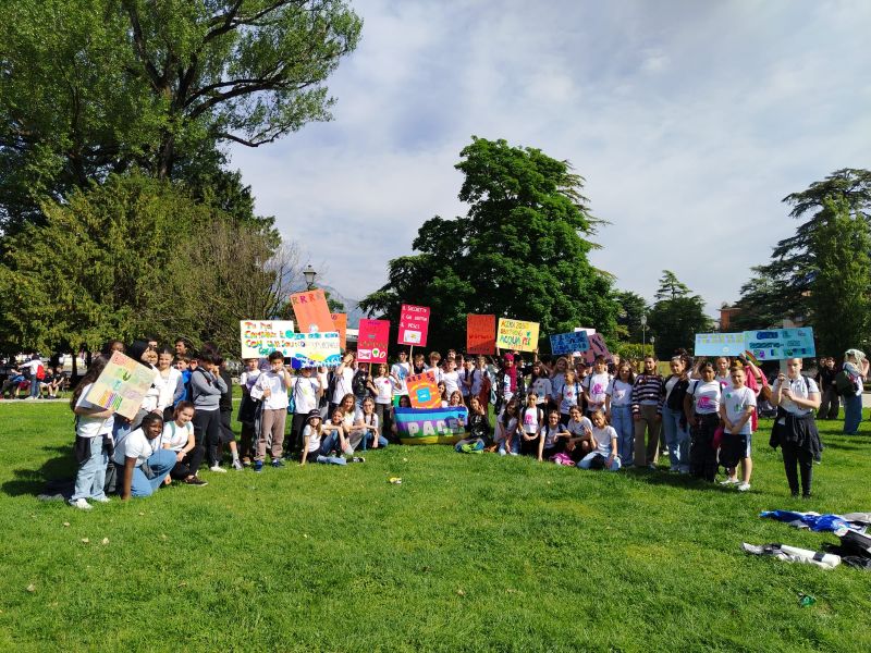 foto di gruppo alunni winkler con cartelloni per manifestazione
